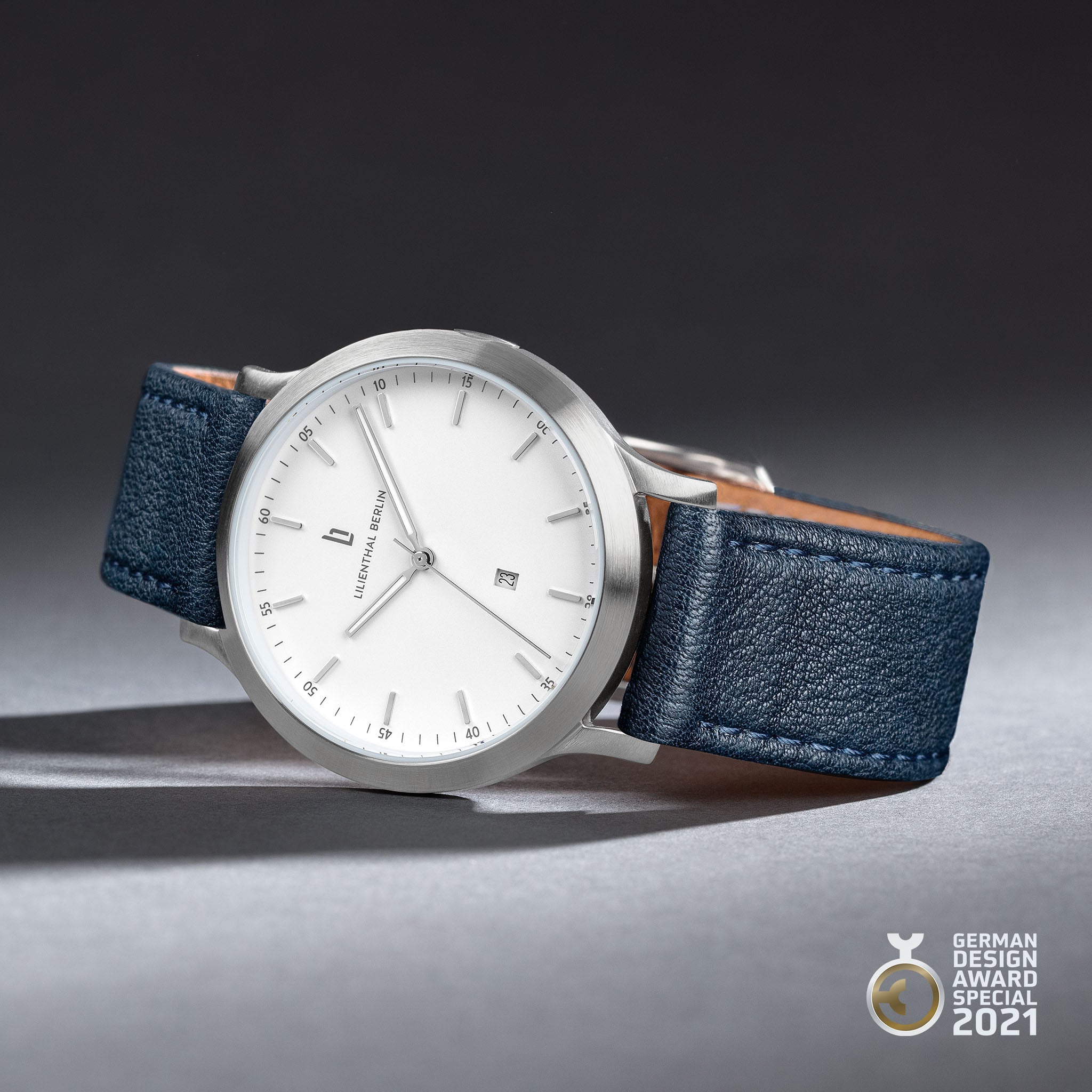 Huxley – Silver White