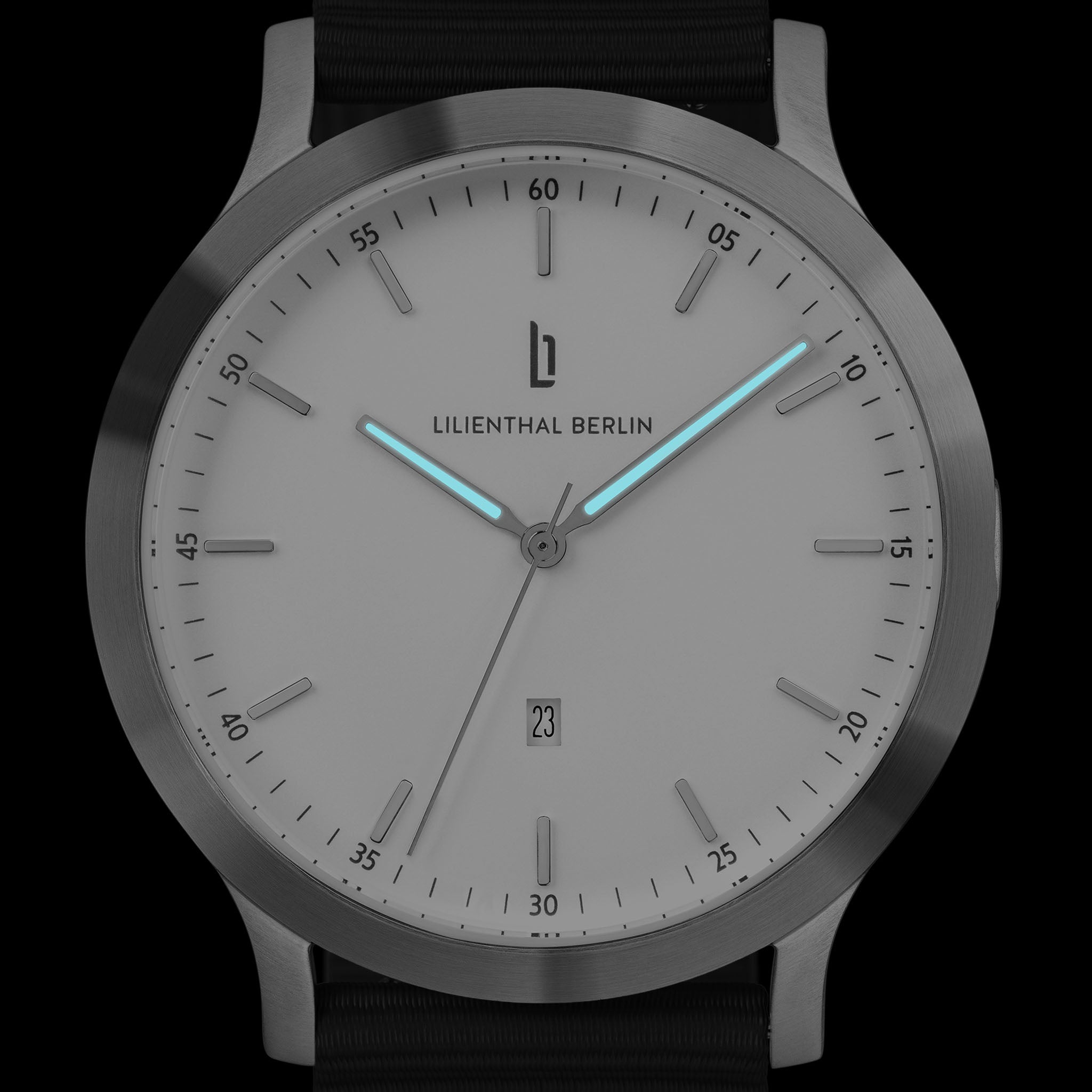 Huxley – Silver White Sportive
